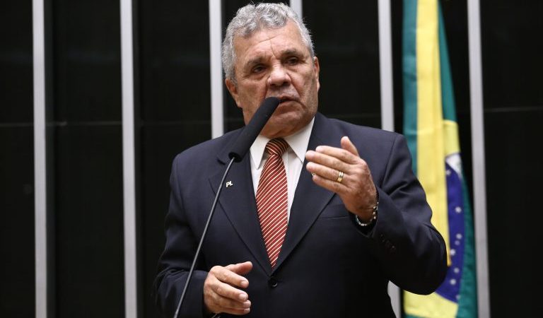 Comissão aprova projeto que proíbe armas para quem tem medida protetiva