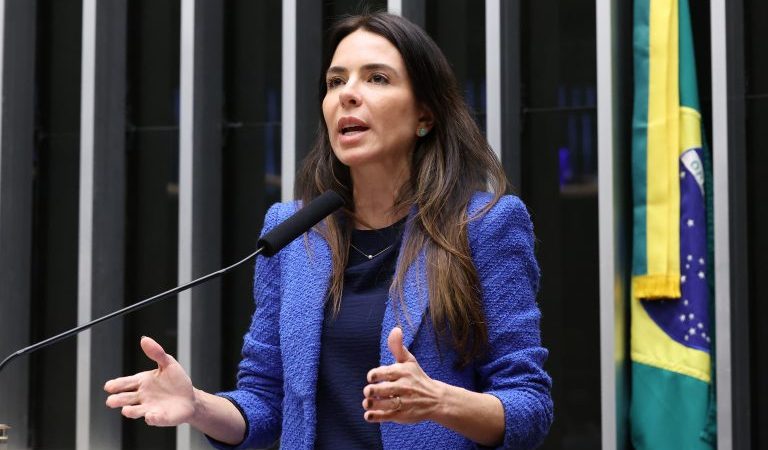 Projeto torna facultativo ajuste no calendário escolar para que férias coincidam com Copa Feminina de 2027