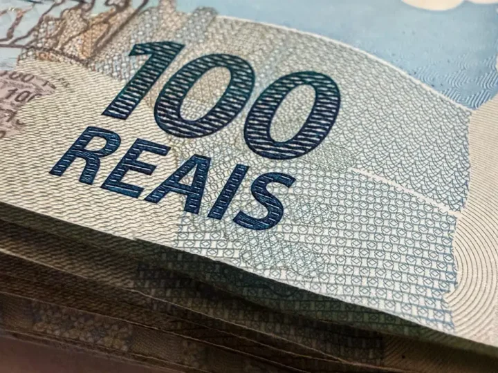 Dólar cai para R$ 5,07, menor nível em um mês; bolsa fica estável