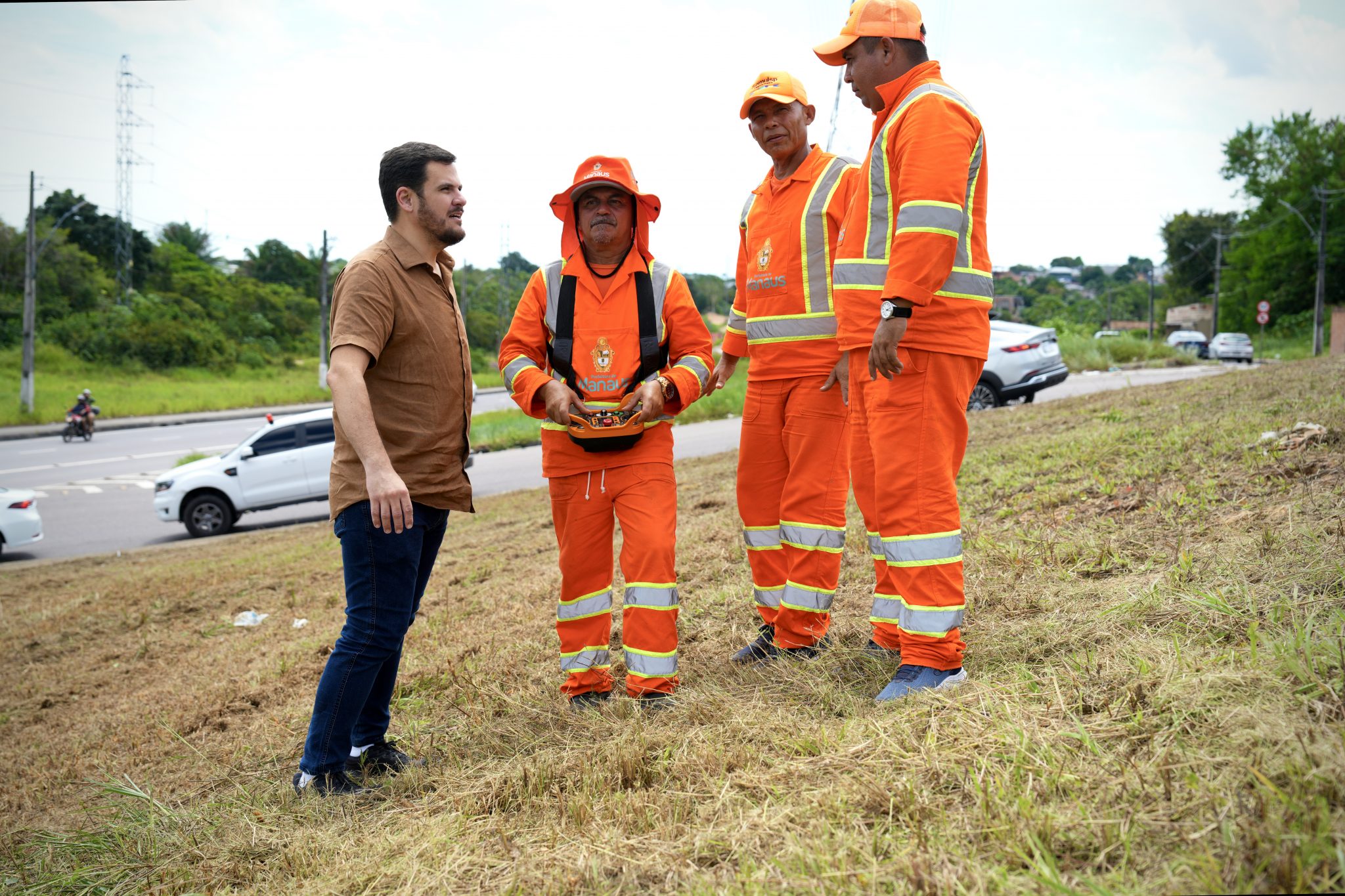 Prefeito Renato Junior vistoria serviços de limpeza com nova tecnologia na zona Norte e afirma que robôs de roçagem ampliam produtividade sem substituir garis na limpeza urbana