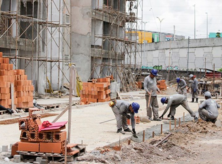 Patrões da construção civil oferecem 6% de reajuste; trabalhadores rejeitam e anunciam greve