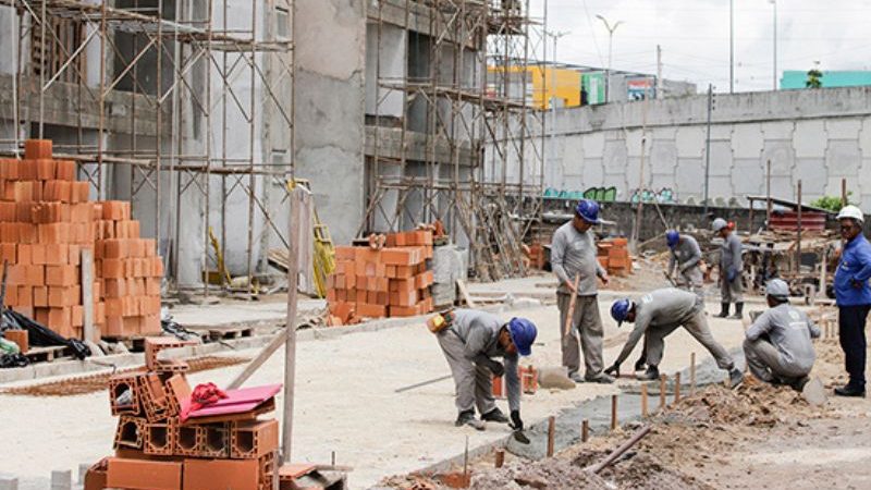 Patrões da construção civil oferecem 6% de reajuste; trabalhadores rejeitam e anunciam greve