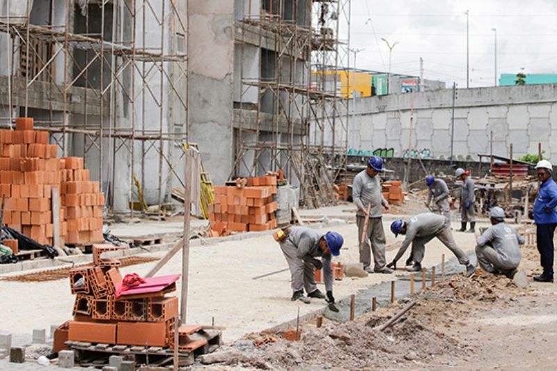 Patrões da construção civil oferecem 6% de reajuste; trabalhadores rejeitam e anunciam greve