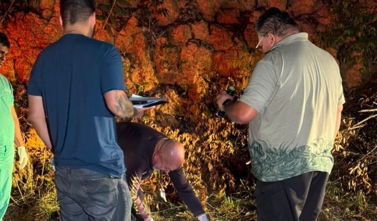 Casa de policial é atacada a tiros e homem achado morto com bilhete citando o militar