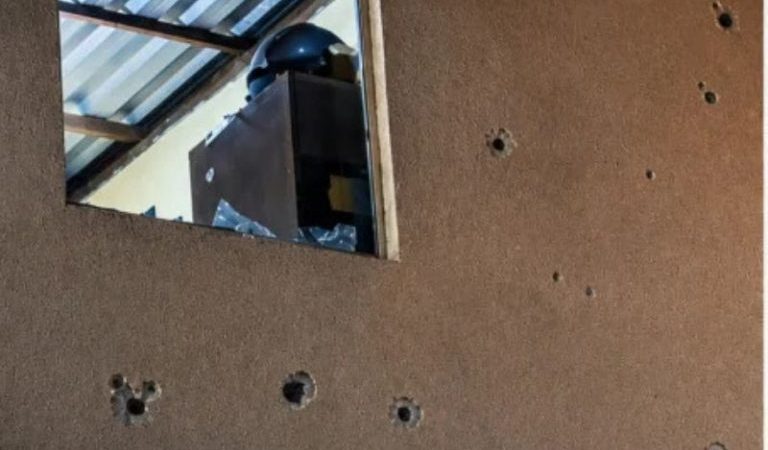 Comando Vermelho ataca a tiros segunda casa envolvendo policiais da PMAM, que mantém silêncio