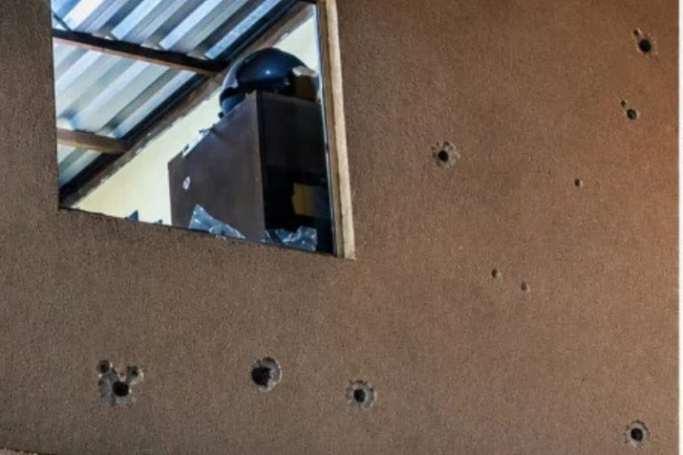 Comando Vermelho ataca a tiros segunda casa envolvendo policiais da PMAM, que mantém silêncio