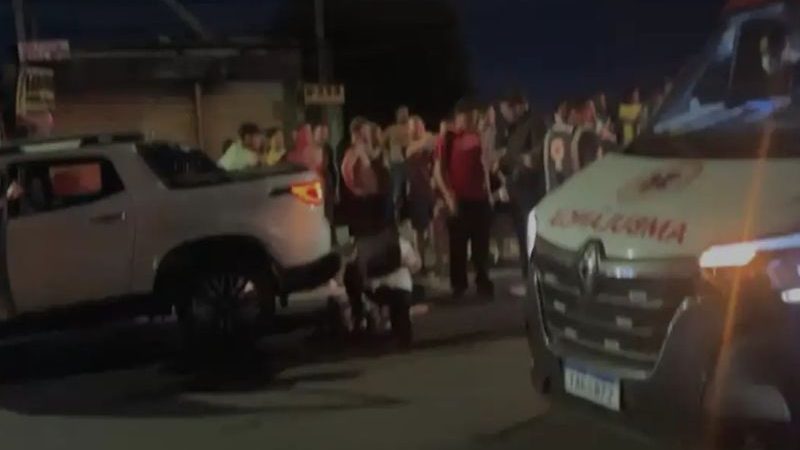 Motorista passa mal, perde controle do carro e atropela quatro pessoas