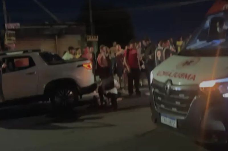 Motorista passa mal, perde controle do carro e atropela quatro pessoas
