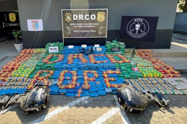 Policiais militares apreendem 2,5 toneladas de cocaína em barcos no AM