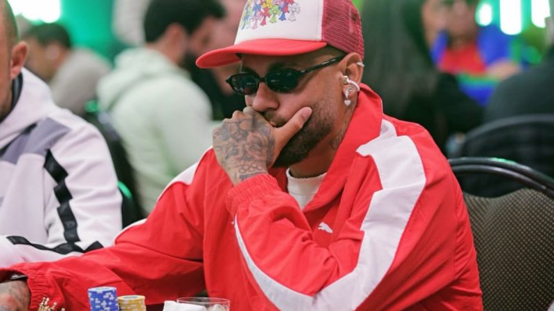 Neymar rebate críticas por disputar torneios de pôquer