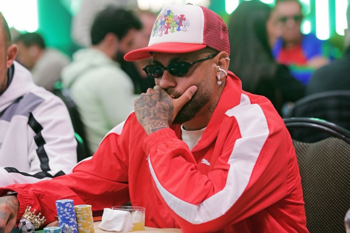Neymar rebate críticas por disputar torneios de pôquer