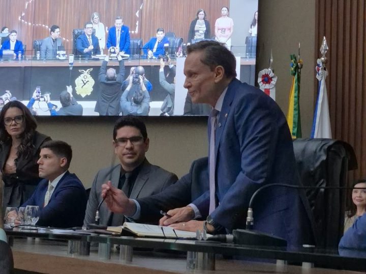 Adjuto Afonso é eleito presidente da Aleam com apoio de Roberto Cidade