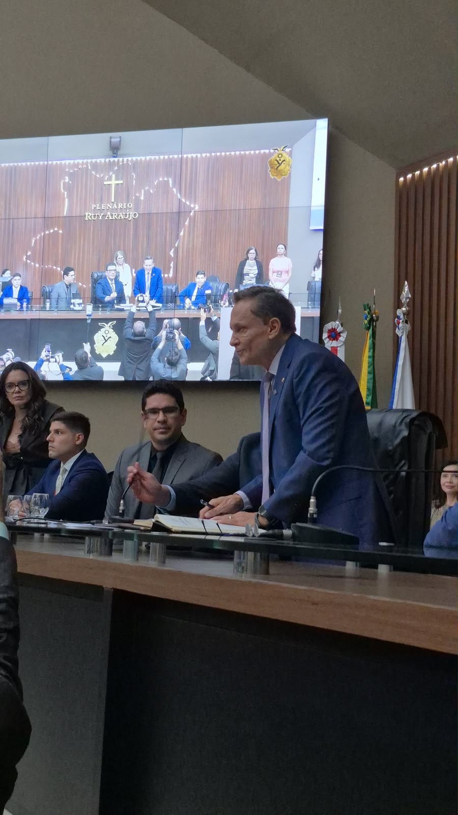 Adjuto Afonso é eleito presidente da Aleam com apoio de Roberto Cidade