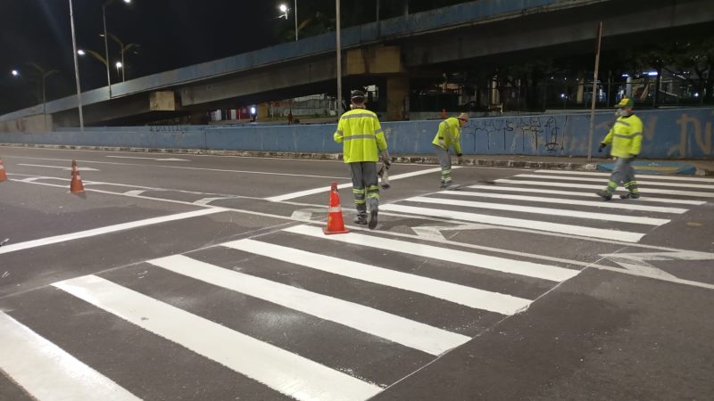Bairro Zumbi recebe nova sinalização viária da Prefeitura de Manaus durante ações do programa ‘Manaus que a Gente Cuida’