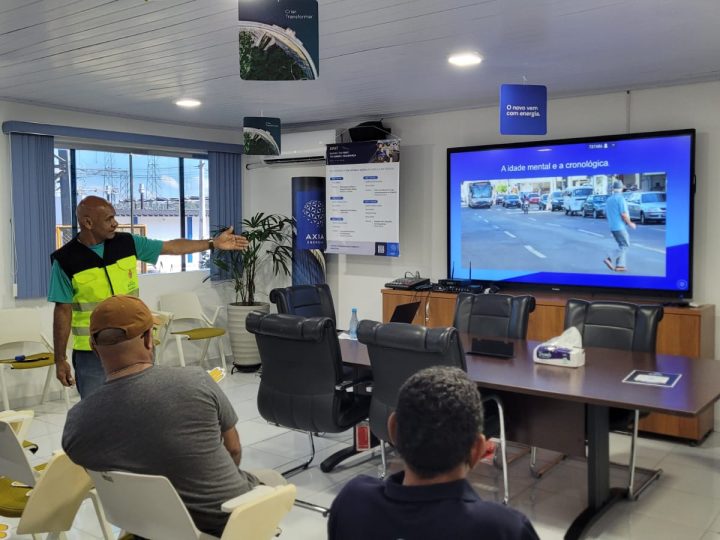 Prefeitura de Manaus oferece palestra a motoristas de empresa de energia durante ação ‘Condutor Consciente’