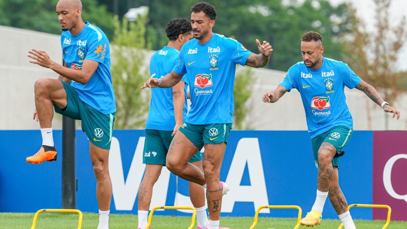 Brasil treina sob calor intenso e segue preparação para duelo contra a Noruega