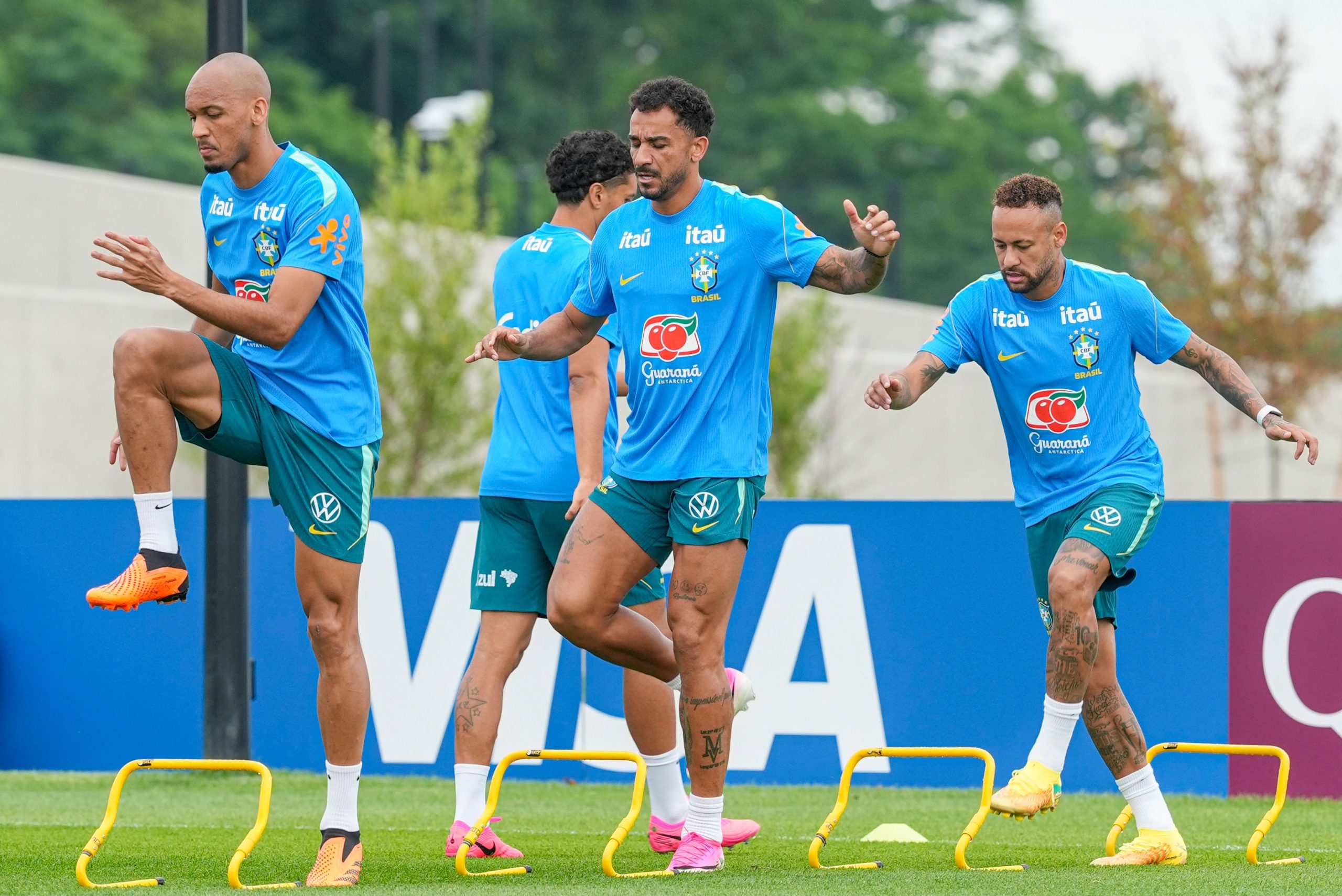 Brasil treina sob calor intenso e segue preparação para duelo contra a Noruega