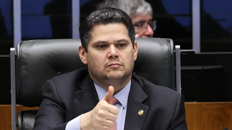 Alcolumbre destrava PEC do fim da 6×1 após conversas com Lula