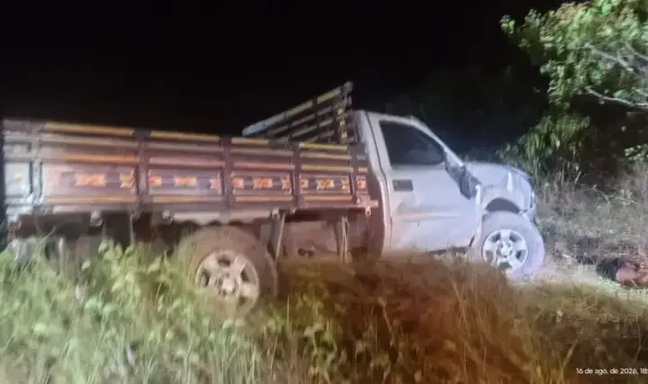 Caminhão cai em barranco e deixa um morto e dois feridos no Ramal Francisca Mendes, no Amazonas