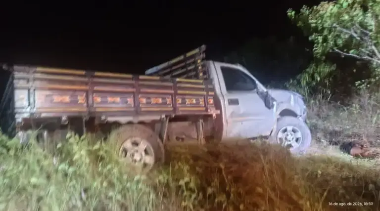 Caminhão cai em barranco e deixa um morto e dois feridos no Ramal Francisca Mendes, no Amazonas