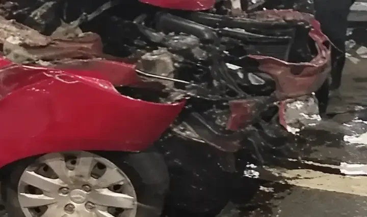 Carro fica com a frente destruída após atingir meio-fio na Avenida das Torres, em Manaus