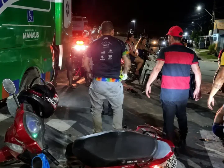 Colisão frontal deixa dois motociclistas gravemente feridos no Amazonas