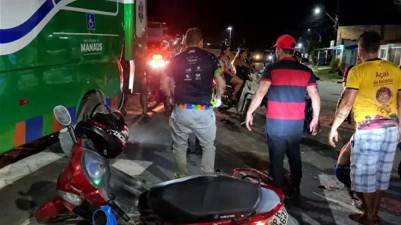 Colisão frontal deixa dois motociclistas gravemente feridos no Amazonas
