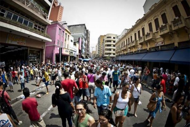 População do Brasil é de 214,2 milhões de habitantes, aumento de 0,37%