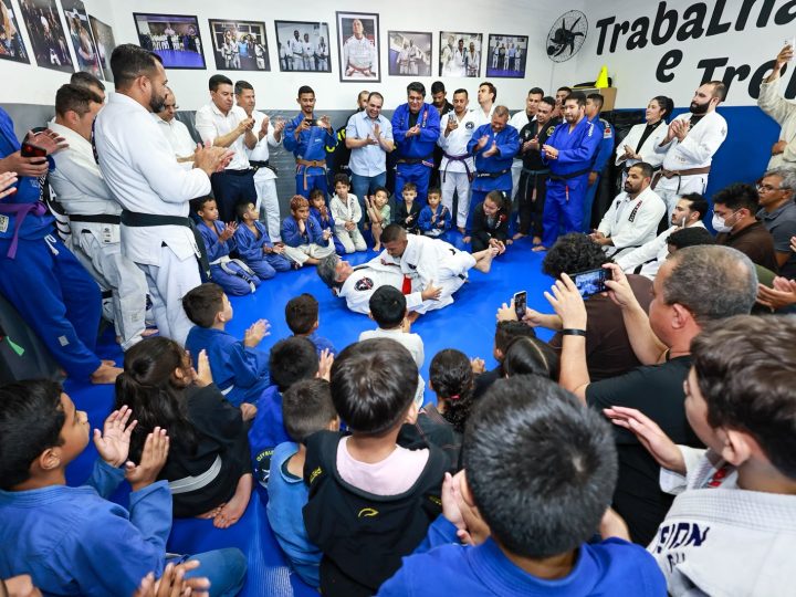 Governador Roberto Cidade visita projeto esportivo que atende crianças e adolescentes no Coroado