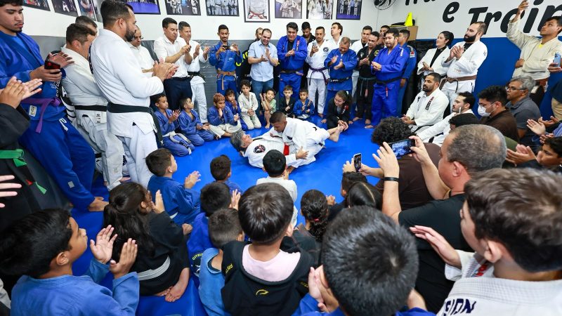 Governador Roberto Cidade visita projeto esportivo que atende crianças e adolescentes no Coroado