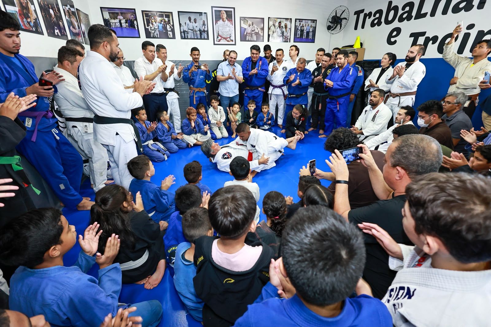 Governador Roberto Cidade visita projeto esportivo que atende crianças e adolescentes no Coroado