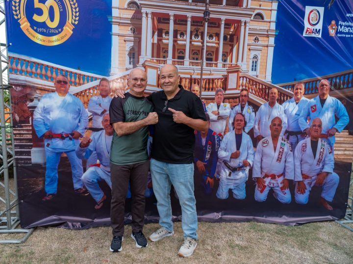 Sérgio Penha agradece Coronel Menezes por homenagem durante Jubileu de Ouro do Jiu-Jítsu no Amazonas