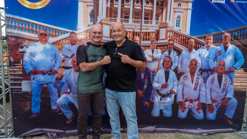 Sérgio Penha agradece Coronel Menezes por homenagem durante Jubileu de Ouro do Jiu-Jítsu no Amazonas