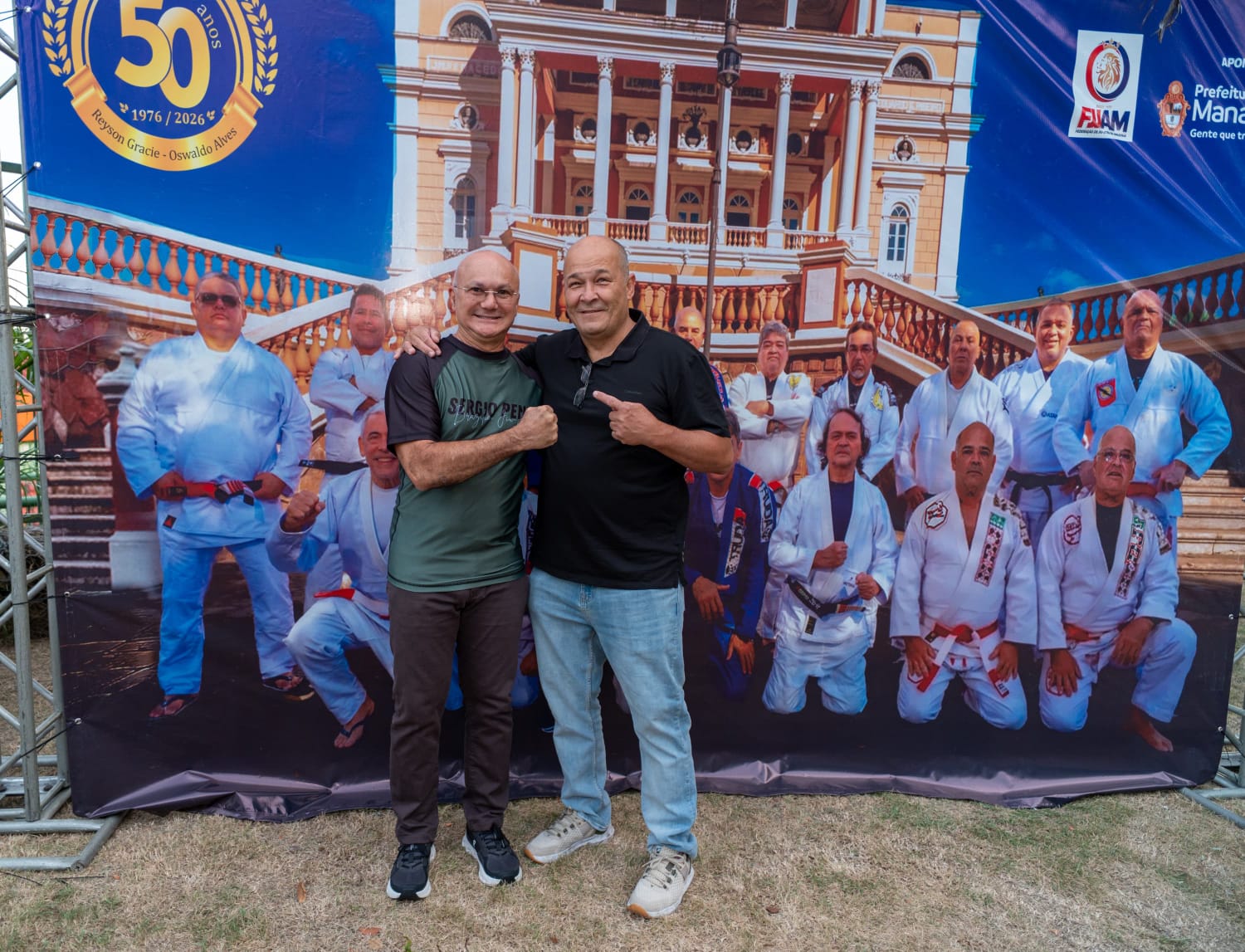 Sérgio Penha agradece Coronel Menezes por homenagem durante Jubileu de Ouro do Jiu-Jítsu no Amazonas