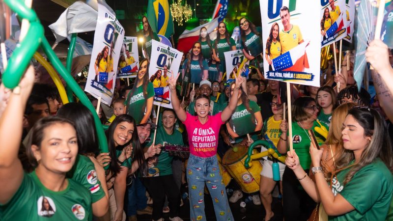 Débora Menezes abre campanha com ‘adesivaço’ à meia-noite no estacionamento da Universidade Nilton Lins