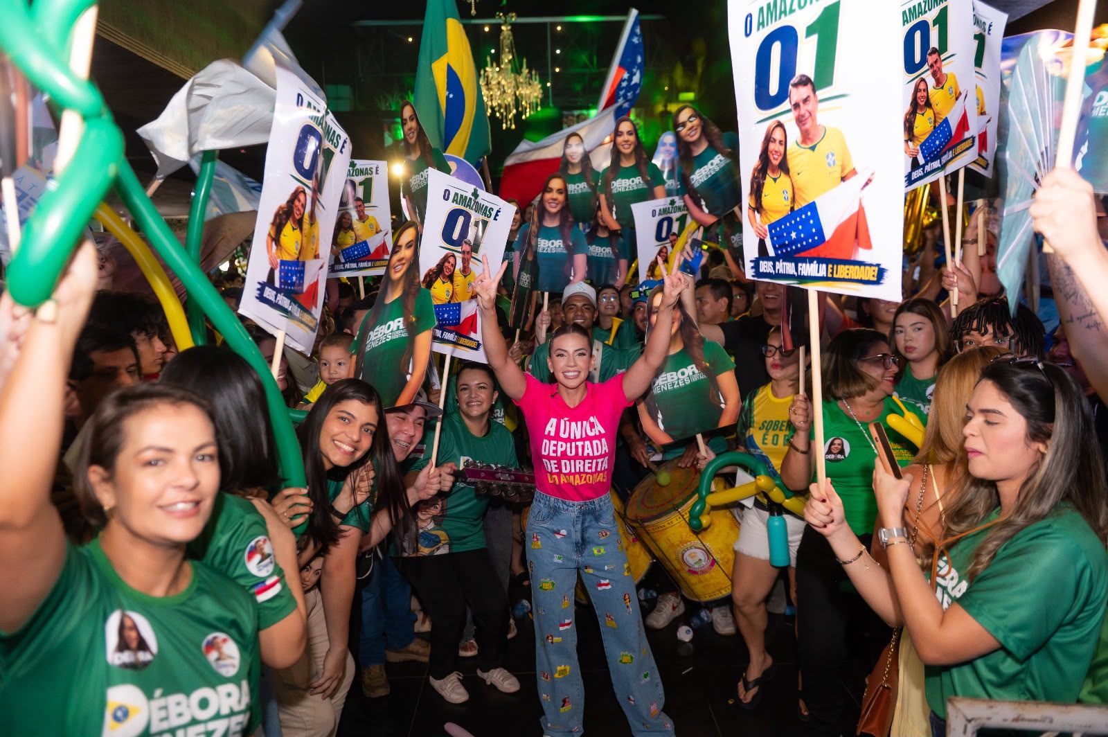 Débora Menezes abre campanha com ‘adesivaço’ à meia-noite no estacionamento da Universidade Nilton Lins