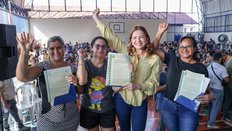 Após mais de 35 anos de espera, moradora recebe título definitivo em Manaus