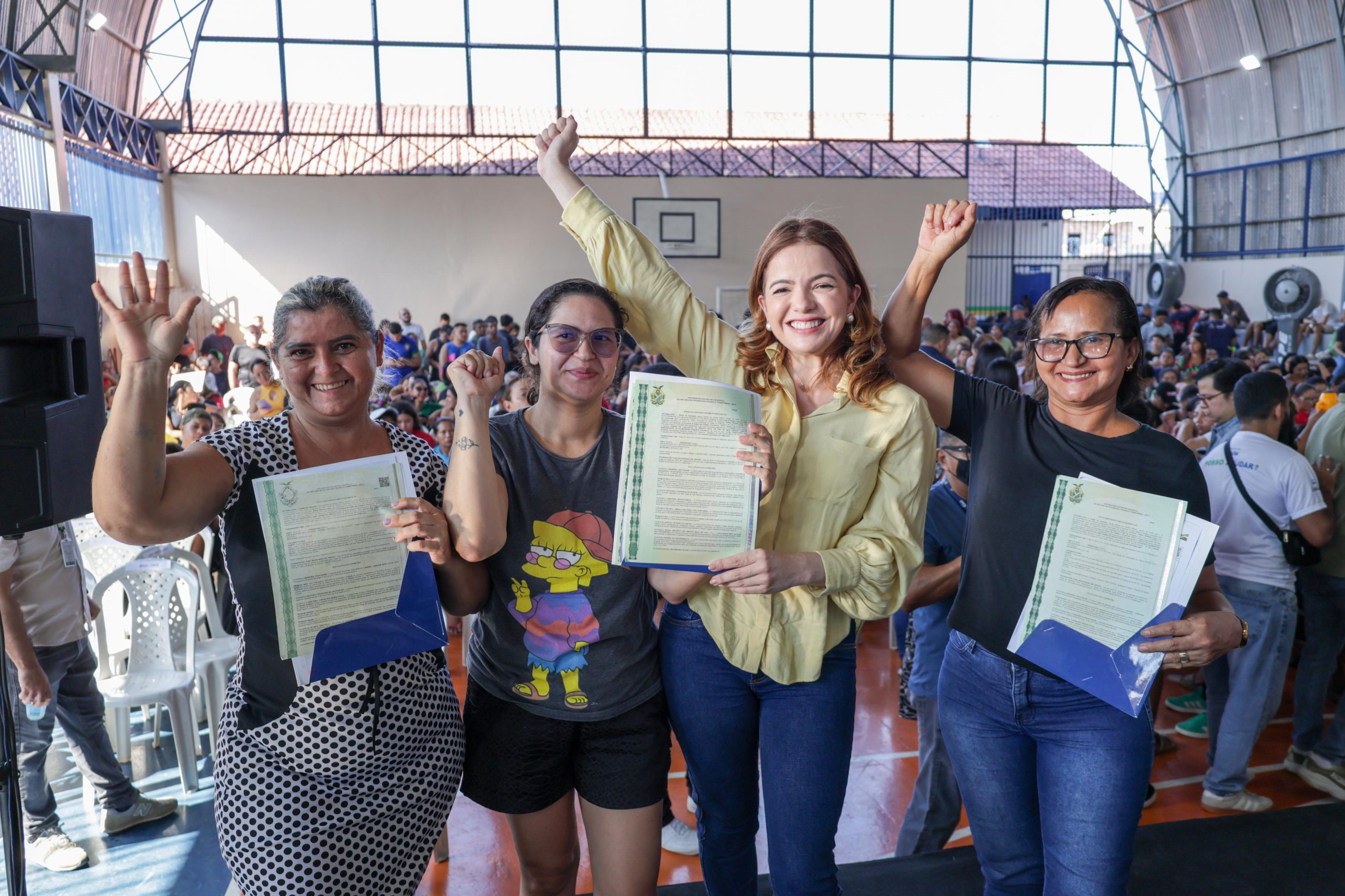 Após mais de 35 anos de espera, moradora recebe título definitivo em Manaus