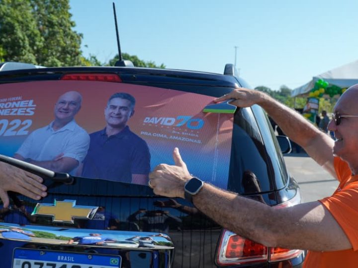 Adesivaço reúne apoiadores e marca início da campanha de Coronel Menezes a deputado federal