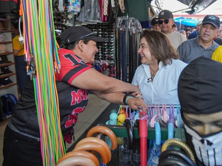 Perto do povo: Professora Maria do Carmo abre primeiro dia de campanha com visita à feira do São José