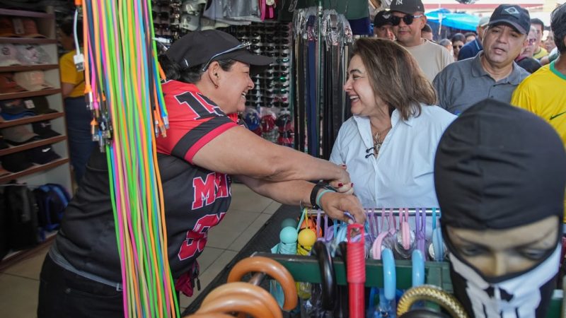 Perto do povo: Professora Maria do Carmo abre primeiro dia de campanha com visita à feira do São José