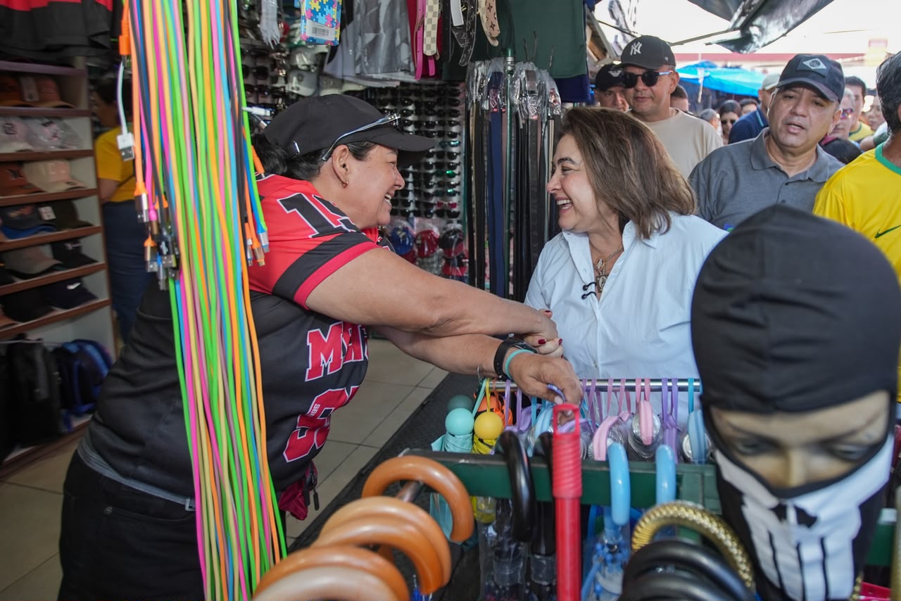 Perto do povo: Professora Maria do Carmo abre primeiro dia de campanha com visita à feira do São José