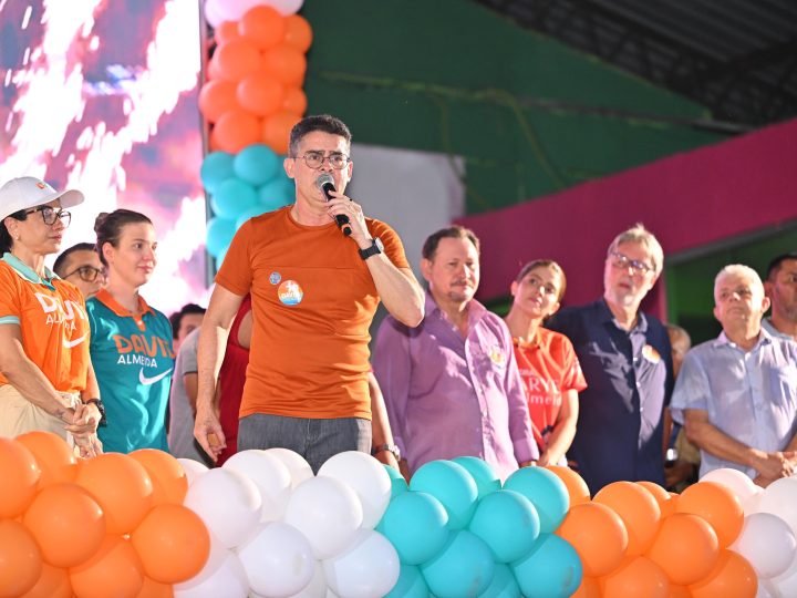 David é recebido por apoiadores na Praça 14, lembra obras e desafia adversários a mostrar o que fizeram por Manaus
