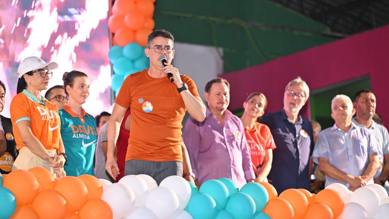 David é recebido por apoiadores na Praça 14, lembra obras e desafia adversários a mostrar o que fizeram por Manaus