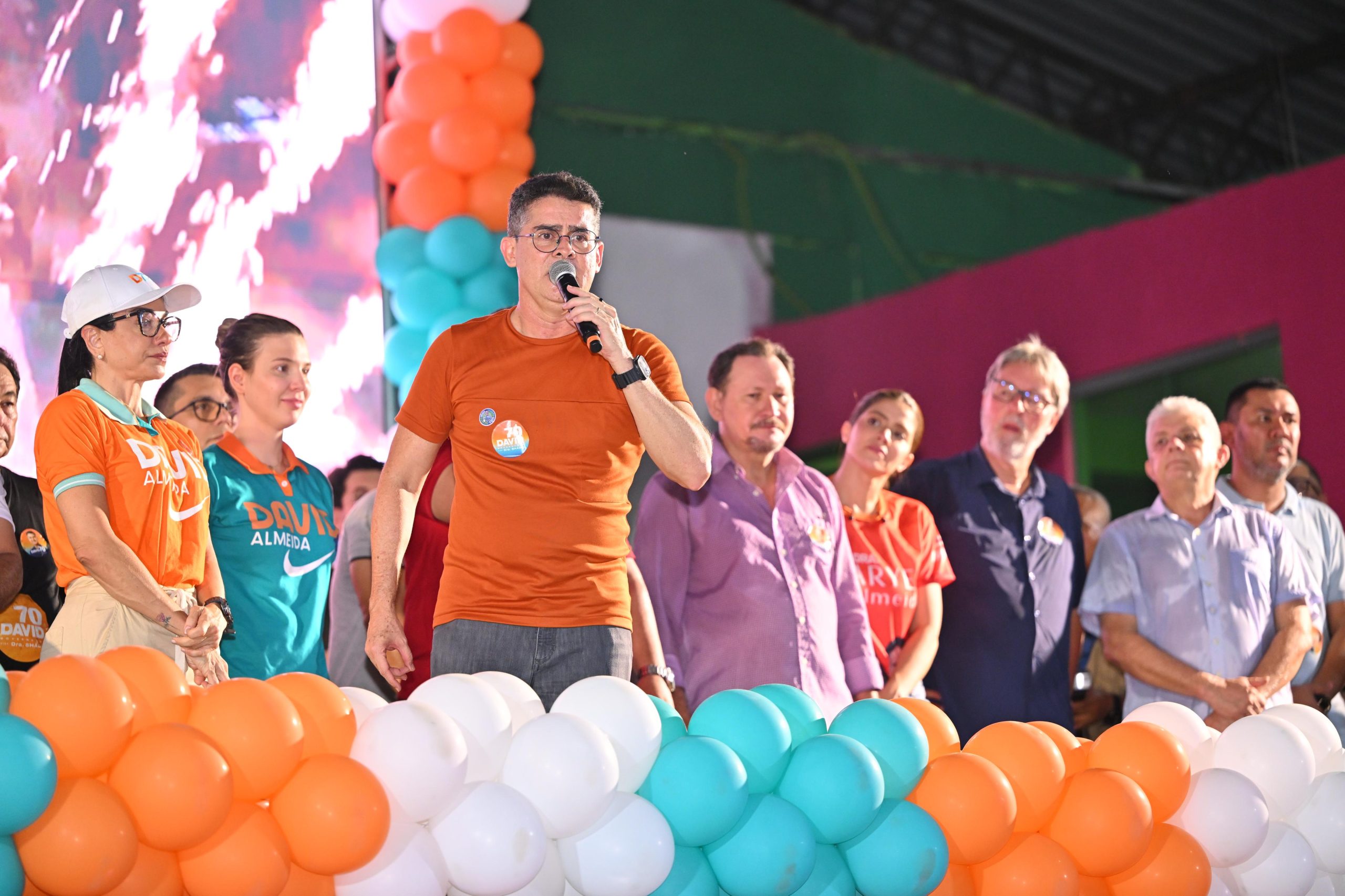 David é recebido por apoiadores na Praça 14, lembra obras e desafia adversários a mostrar o que fizeram por Manaus