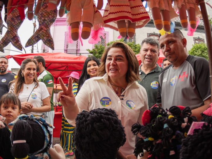 Professora Maria apresenta propostas e recebe o carinho de empreendedores na feira da Eduardo Ribeiro