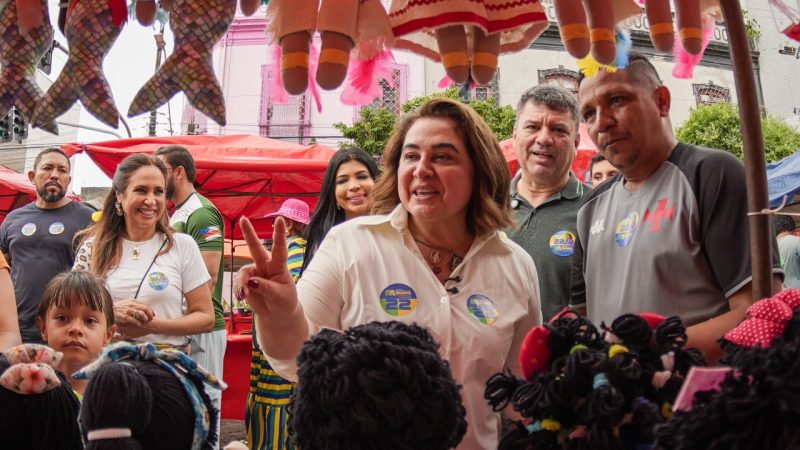 Professora Maria apresenta propostas e recebe o carinho de empreendedores na feira da Eduardo Ribeiro