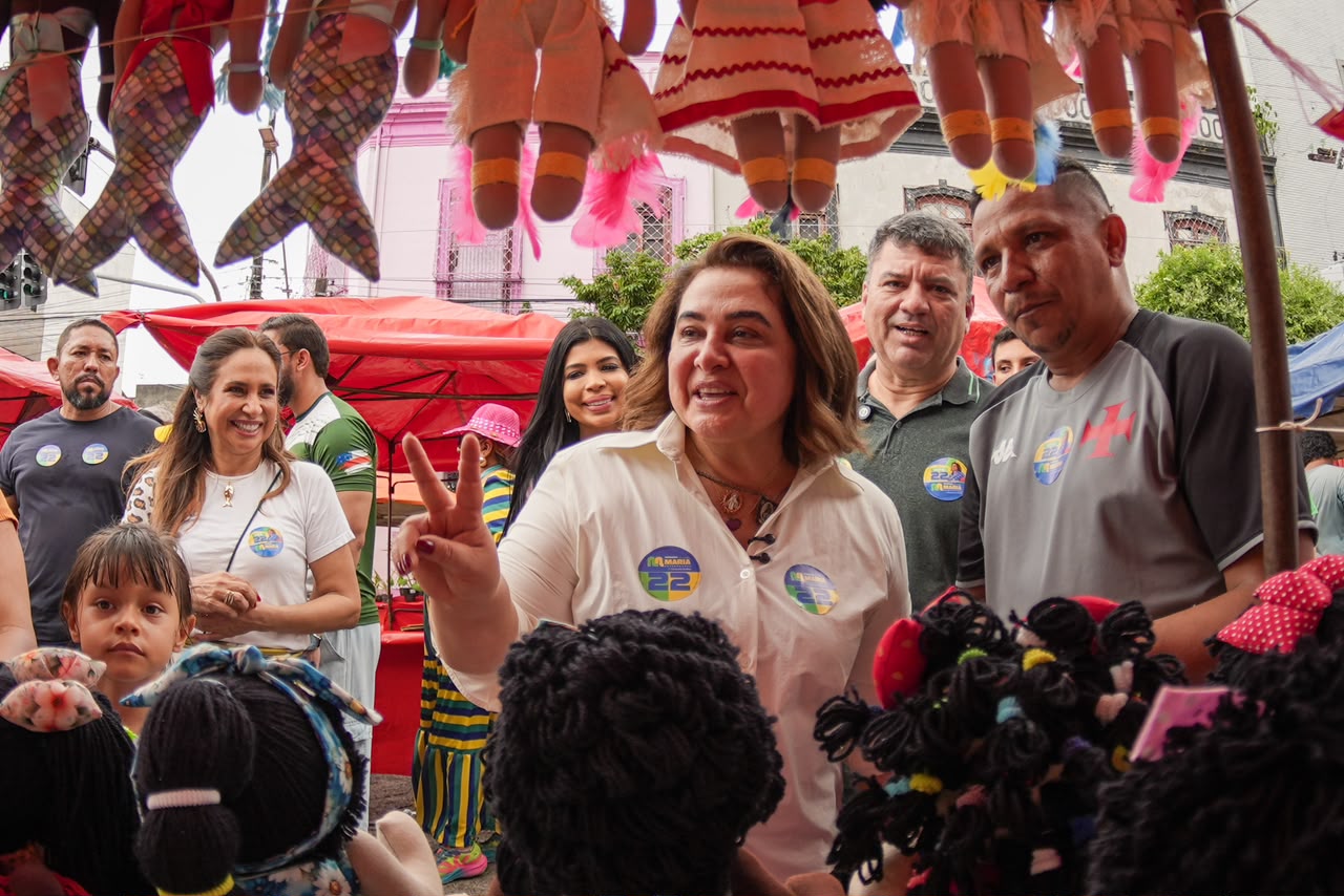 Professora Maria apresenta propostas e recebe o carinho de empreendedores na feira da Eduardo Ribeiro