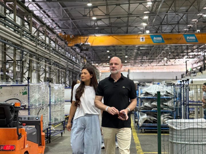 Brena Dianná visita fábricas em Manaus e reforça compromisso com indústria da Zona Franca