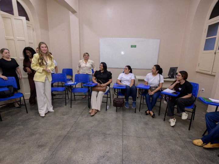 Thaisa Cidade acompanha início de curso inédito de Informática do Cetam para adolescentes com TEA